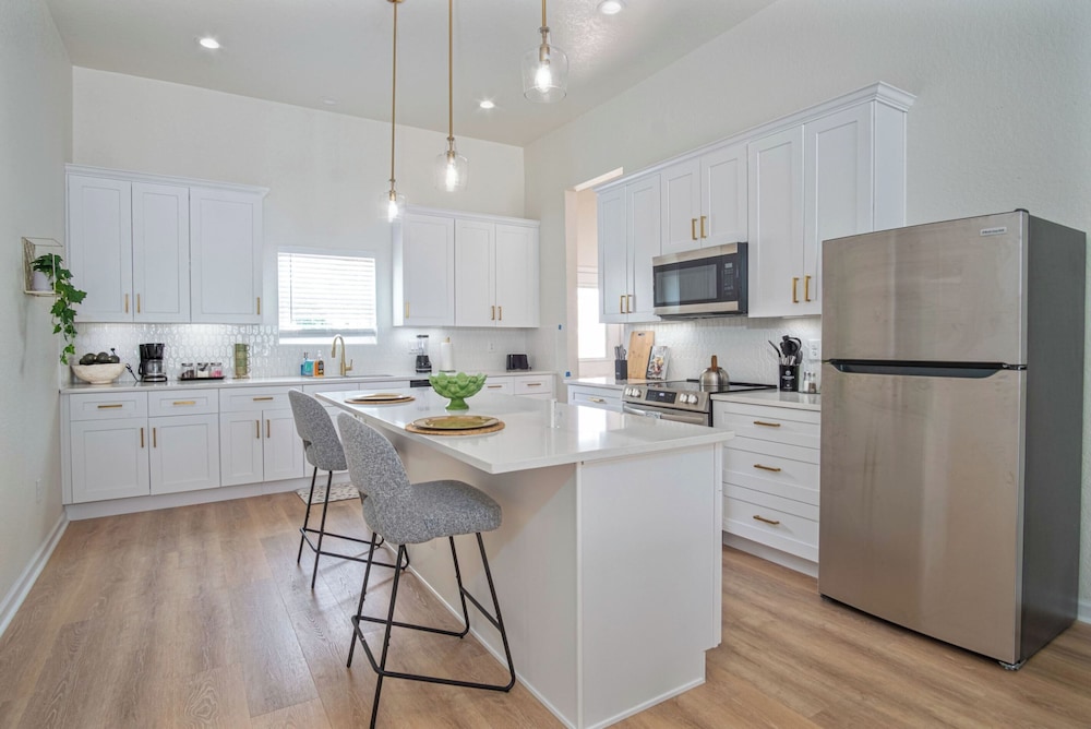 Bright and Clean 3 Bedroom Near Fun Riverwalk