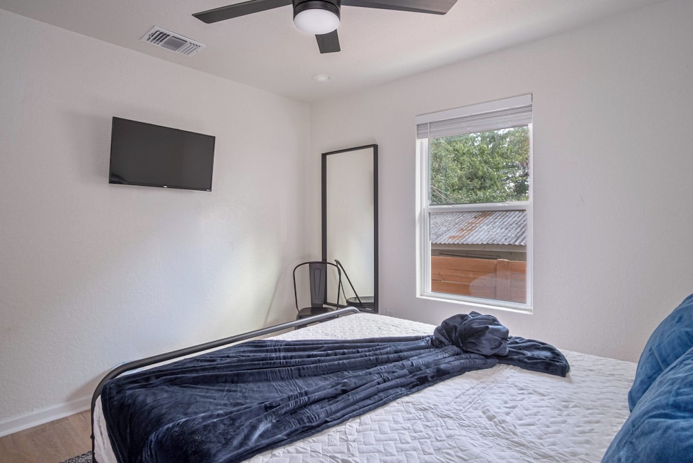 Historic Comfort 2BR/1BA Guesthouse Near Riverwalk