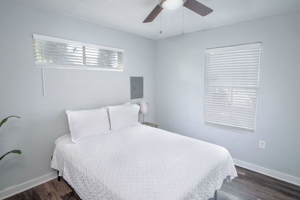 Remodeled Vintage Charm 1br/1ba Apt Close to DT view 2