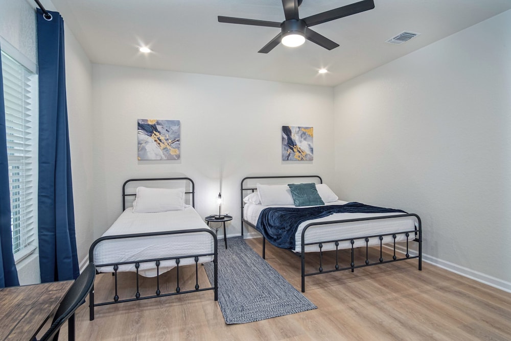Unwind in Style 4BR 2BA Quick Access to Downtown