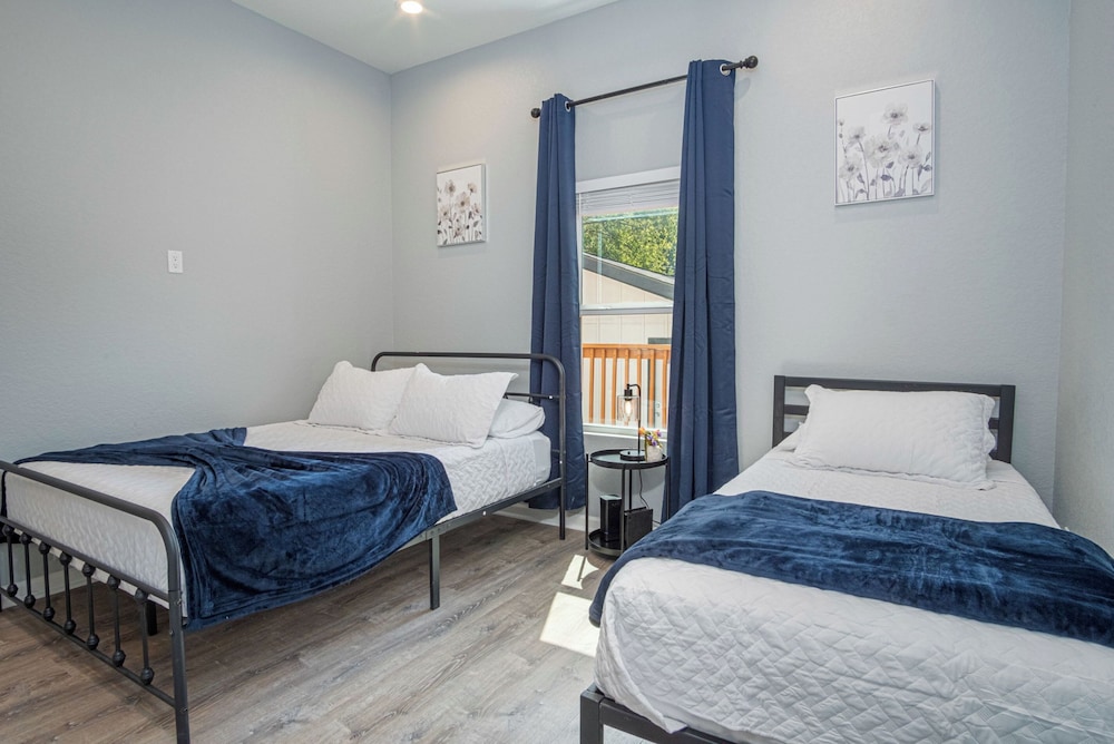 Inviting 4br/2ba Near Downtown & Riverwalk view 3