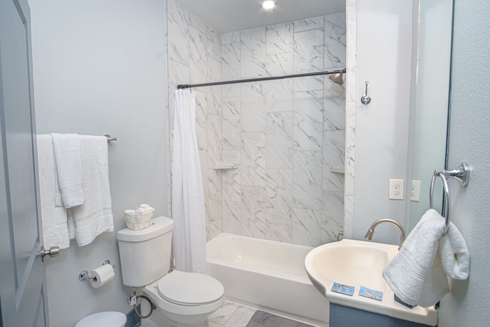 Vibrant Fully Gated 2br/2ba 4 Mins From Downtown - Image 5