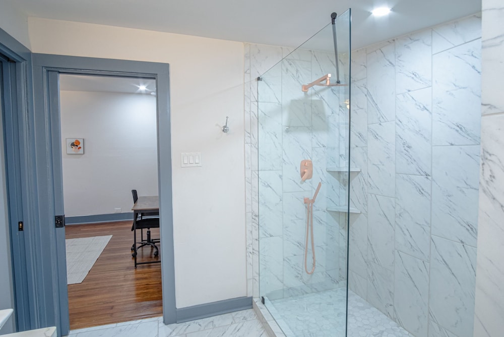 Vibrant Fully Gated 2br/2ba 4 Mins From Downtown - Image 2