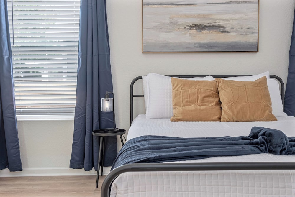 Comfy and Happy Stays Near Riverwalk and Downtown!