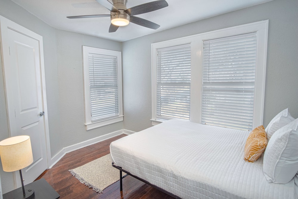 Trendy 3 BR Prime Apt Near Downtown view 5