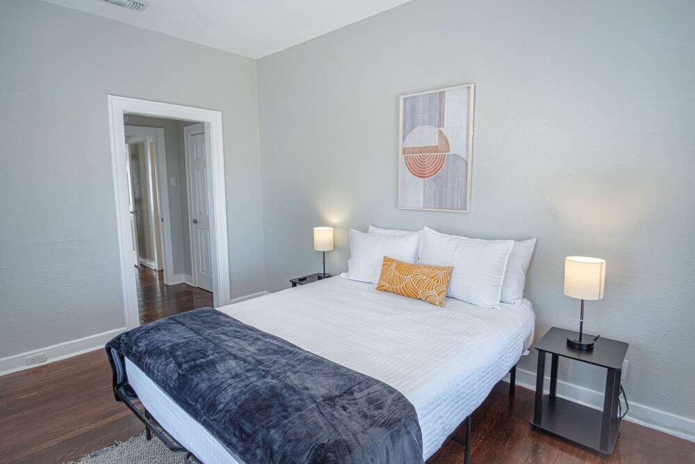 Trendy 3 BR Prime Apt Near Downtown view 3