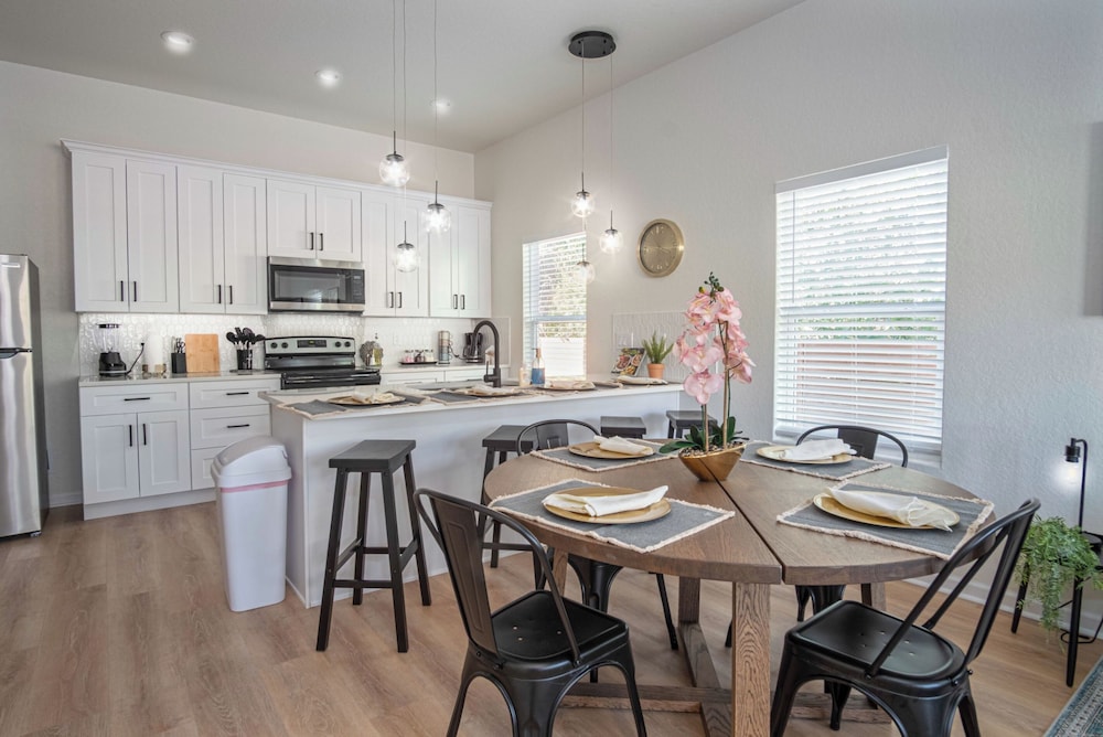 Pristine 3 BR/ 2BA Abode Close to Lovely Downtown!