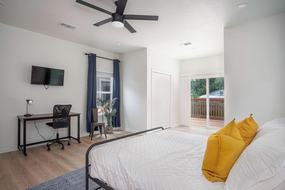 Vibrant 4br/3ba Oasis Near Happy Downtown!