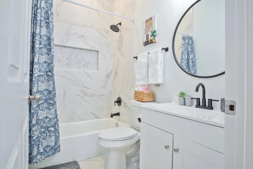 Stylish 3br/2ba Urban Retreat Near Lively Downtown