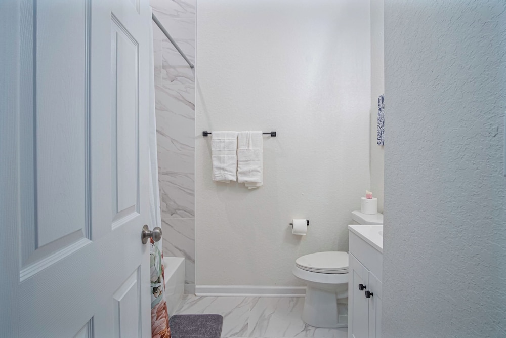 Bright and Clean 3 Bedroom Near Fun Riverwalk