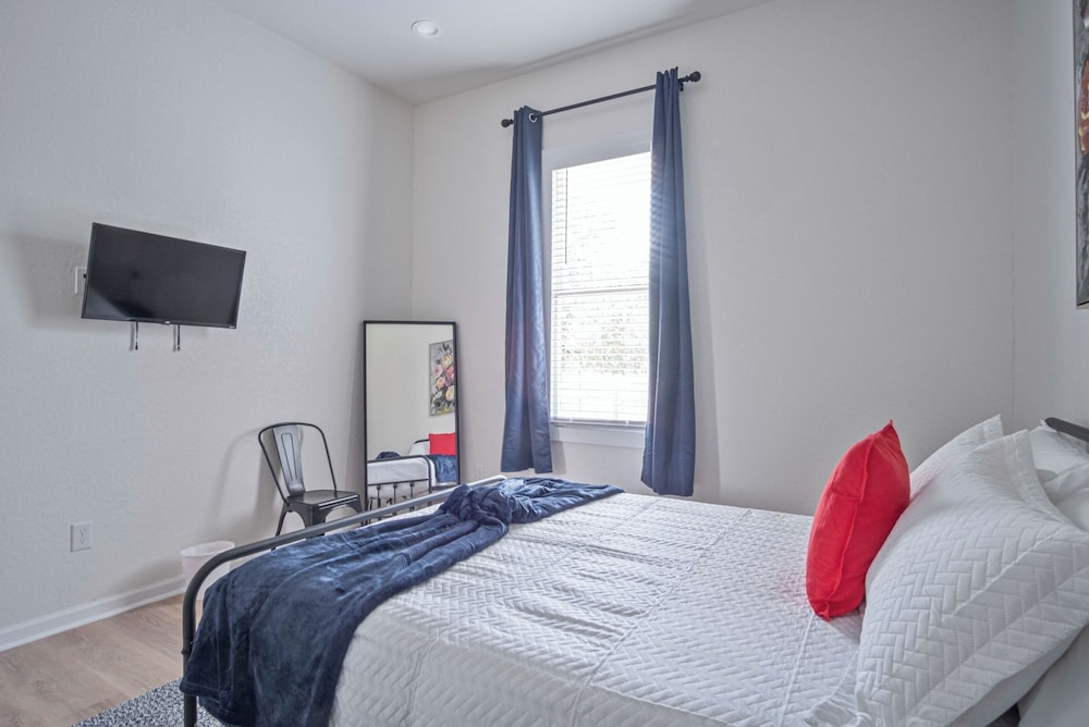 Walk to Riverwalk 3BR 2BA Gem Near Fun Downtown