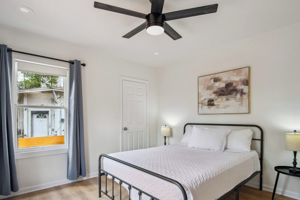 Stylish & Spacious Comfort 4br/3ba Downtown Gem!