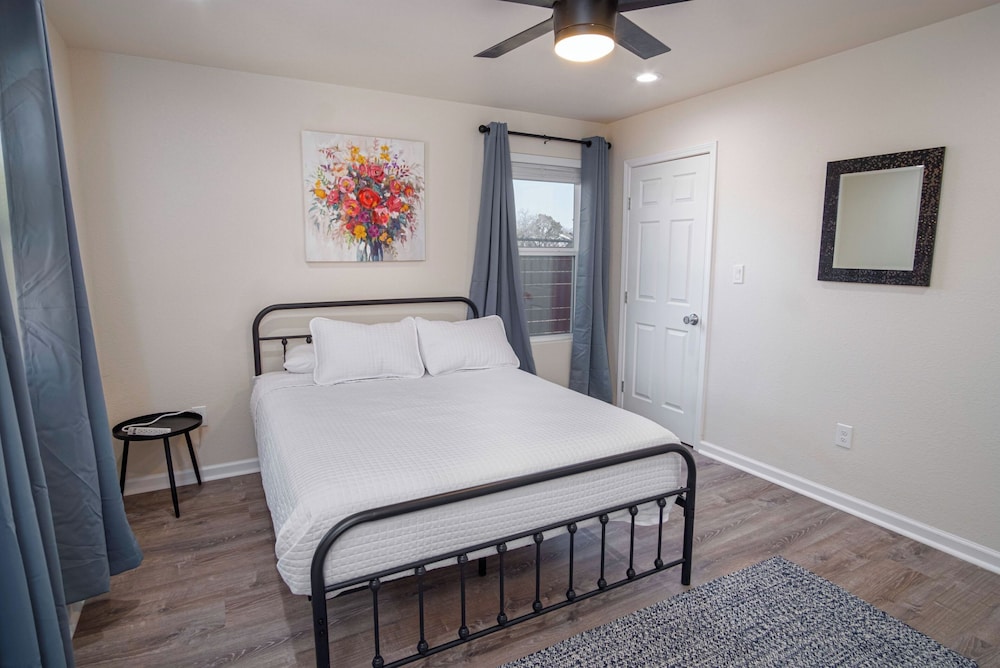 Adorable 2BR Guesthouse Close to Riverwalk and DT view 4