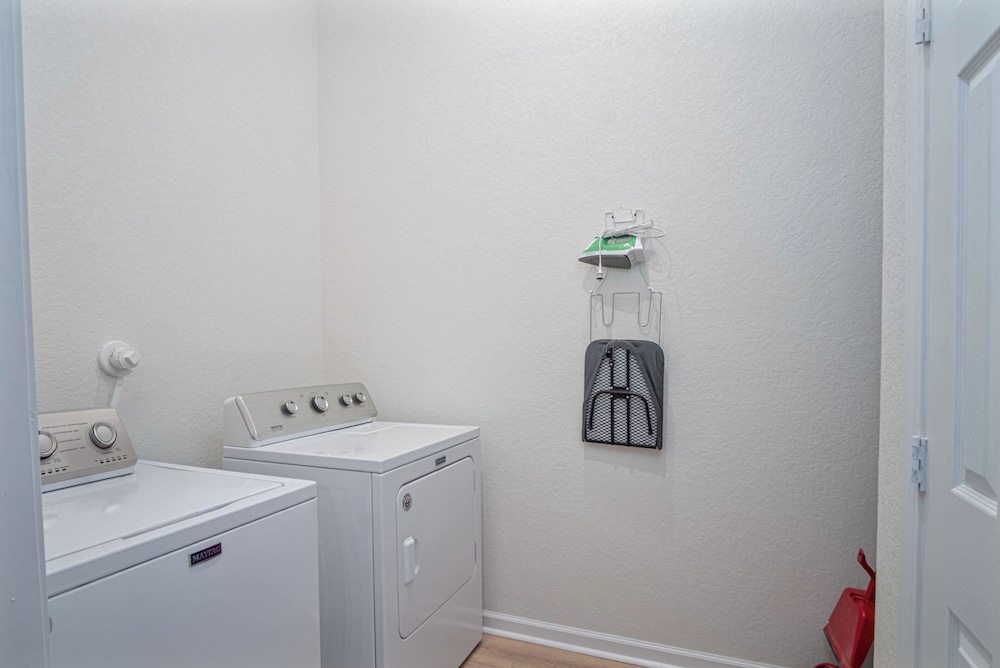 Bright and Clean 3 Bedroom Near Fun Riverwalk
