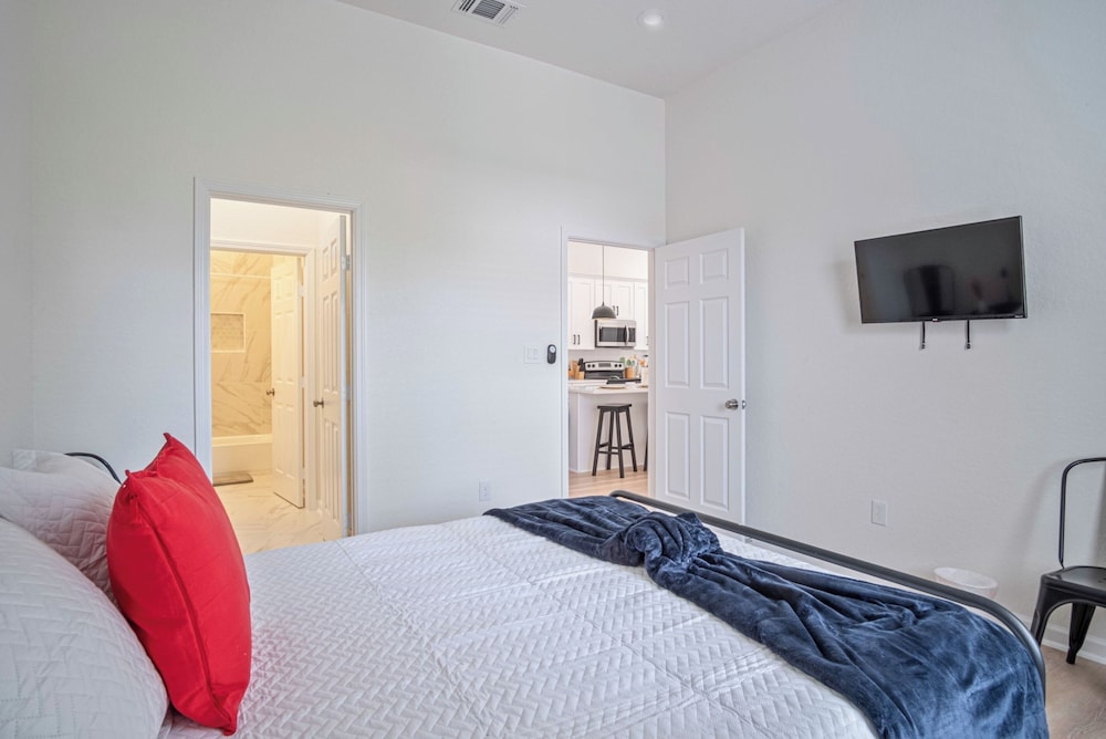 Walk to Riverwalk 3BR 2BA Gem Near Fun Downtown