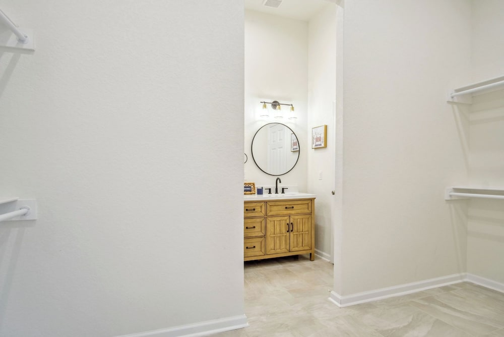 Skyline Retreat 3br-3ba w/ Stunning Views Near DT