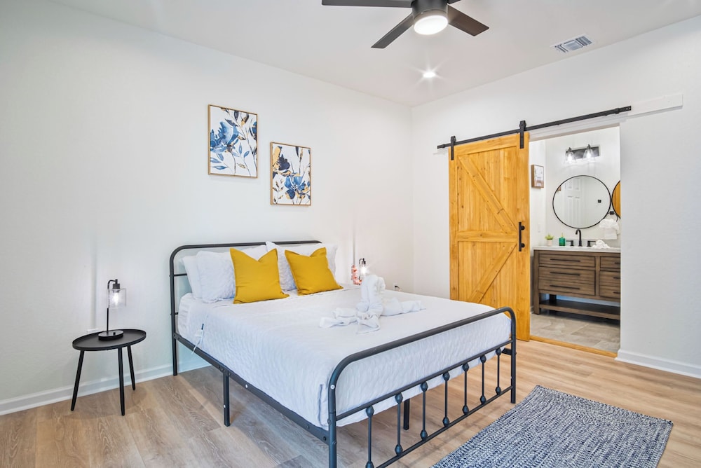 Urban Delight 4br/3ba Near City Center