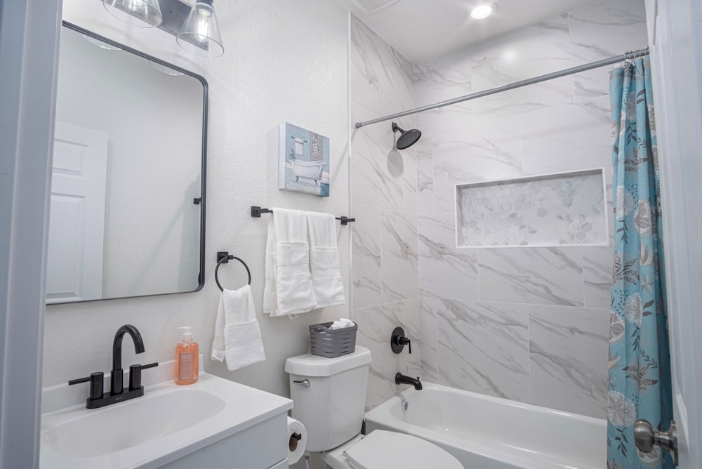 Vibrant 4br/3ba Oasis Near Happy Downtown!