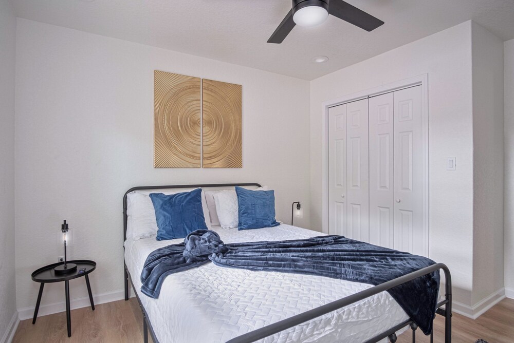 Historic Comfort 2BR/1BA Guesthouse Near Riverwalk