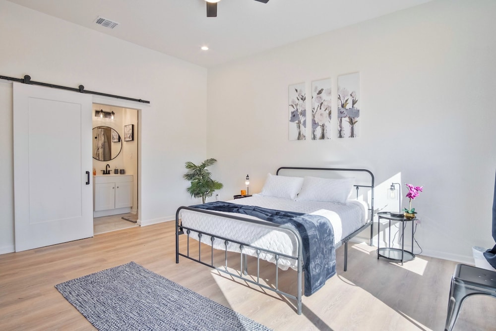 Stylish 3br/2ba Urban Retreat Near Lively Downtown