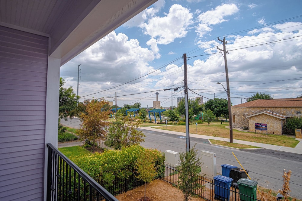Stylish Stay With Unforgettable Downtown Views!