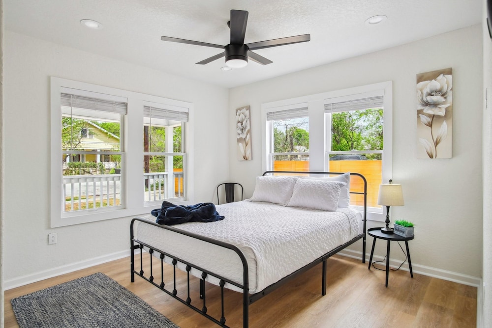 Stylish & Spacious Comfort 4br/3ba Downtown Gem!