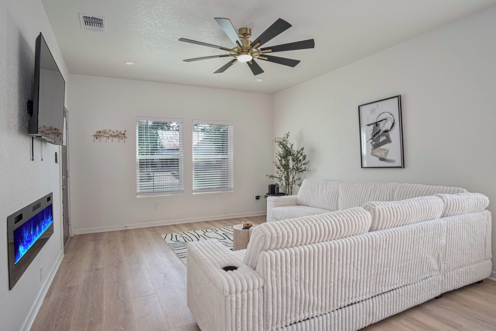 Enjoy 4br/3ba Comfort & Convenience Near Downtown!