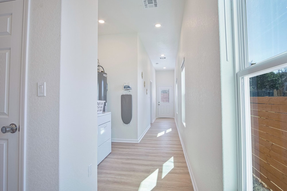 Feel, Chill and Enjoy 4br/3ba Near Fun Riverwalk!