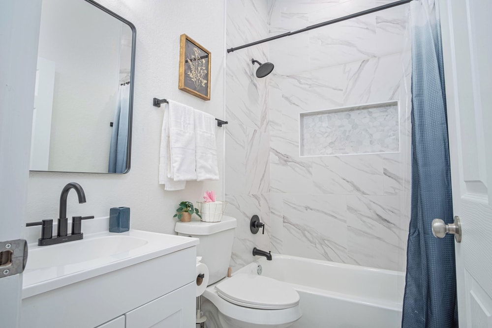 Feel, Chill and Enjoy 4br/3ba Near Fun Riverwalk!