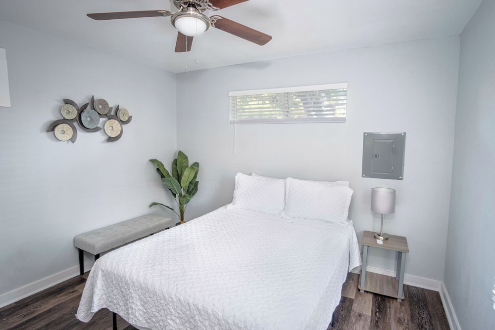 Remodeled Vintage Charm 1br/1ba Apt Close to DT view 3