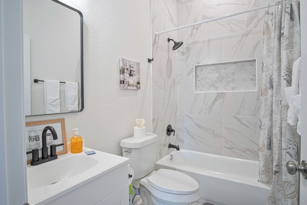 Walk to Riverwalk! 3br/2ba Gem Near Fun Downtown!