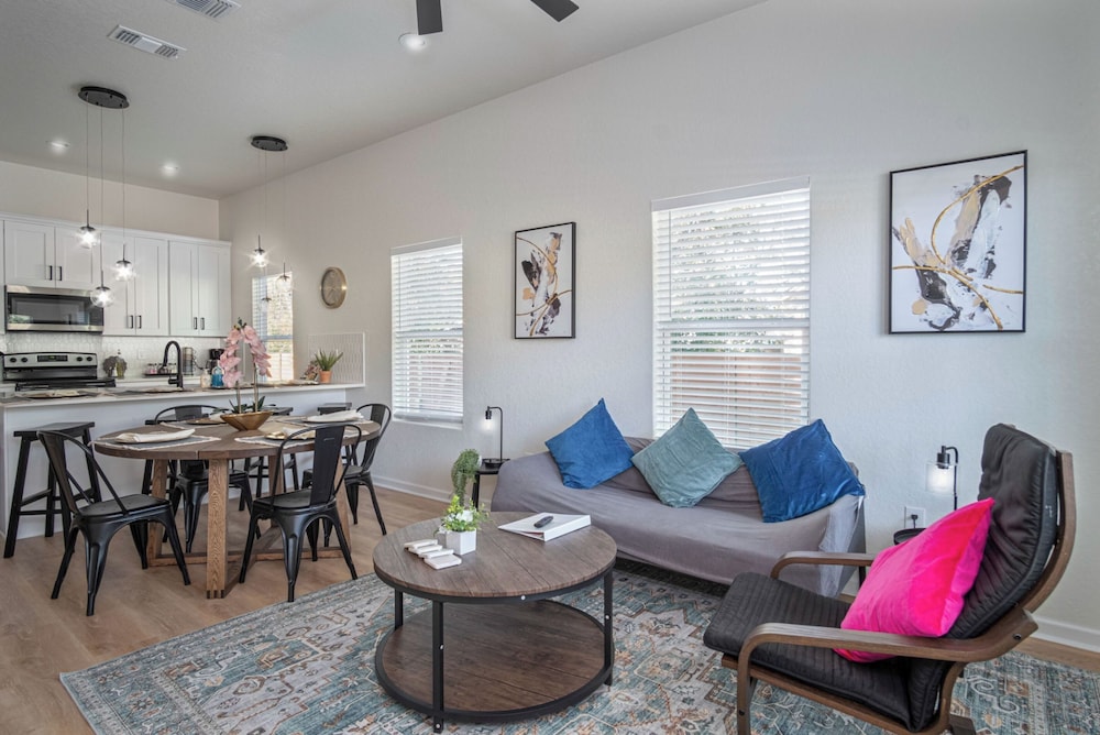 Pristine 3 BR/ 2BA Abode Close to Lovely Downtown!