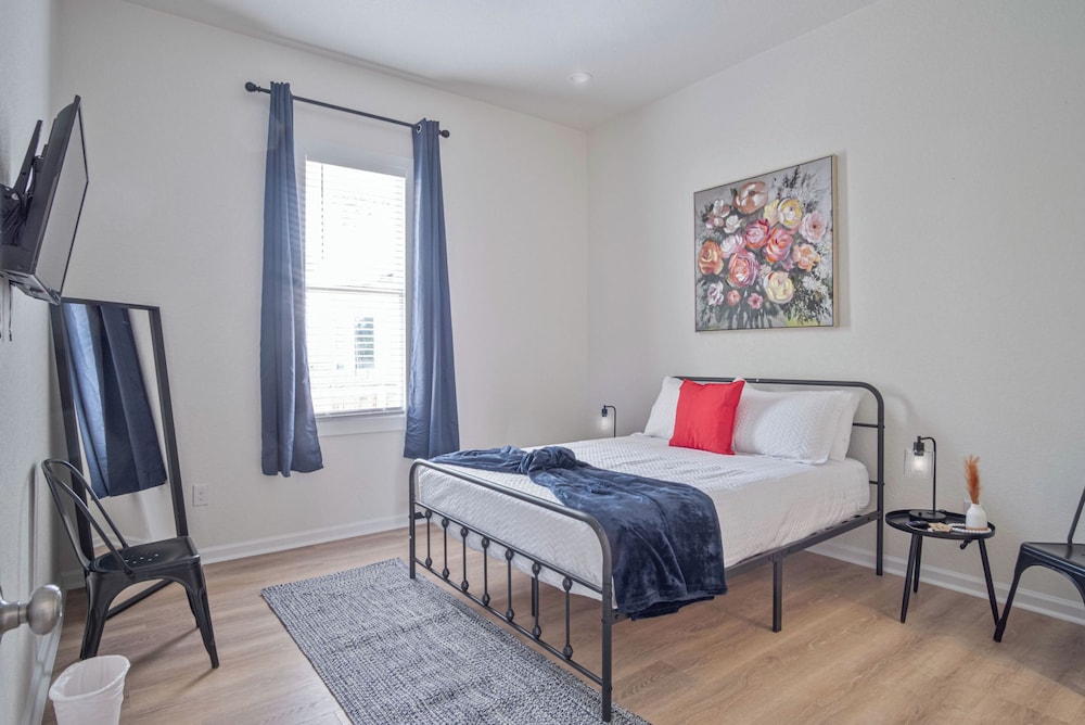 Walk to Riverwalk 3BR 2BA Gem Near Fun Downtown