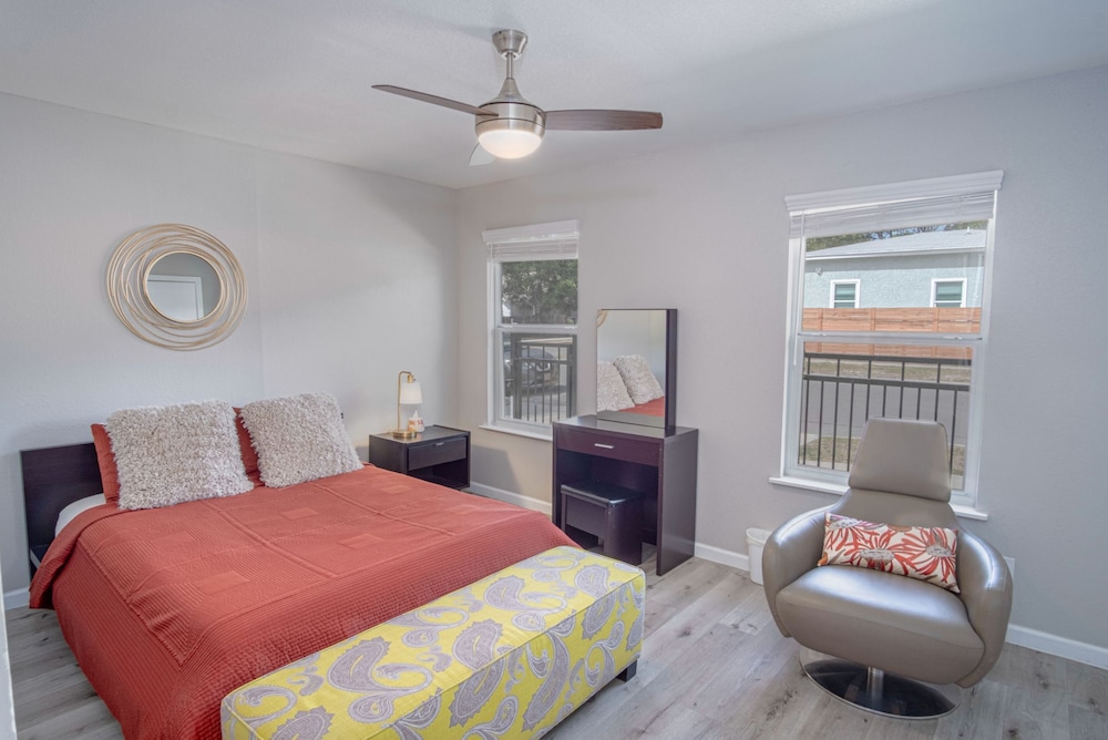 Freshly Remodeled 3BR 2BA Near Fantastic Downtown view 2