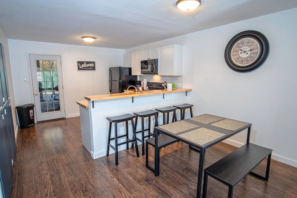 Lovely 2br/2ba Home Near Riverwalk view 4