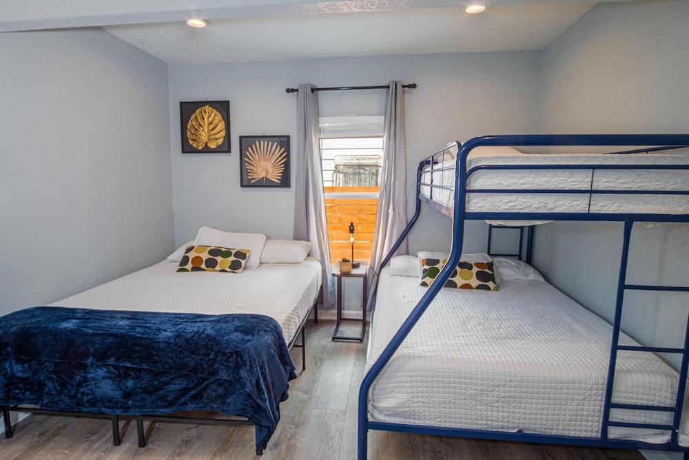 Charming 3br/1ba Close to Vibrant Downtown view 3