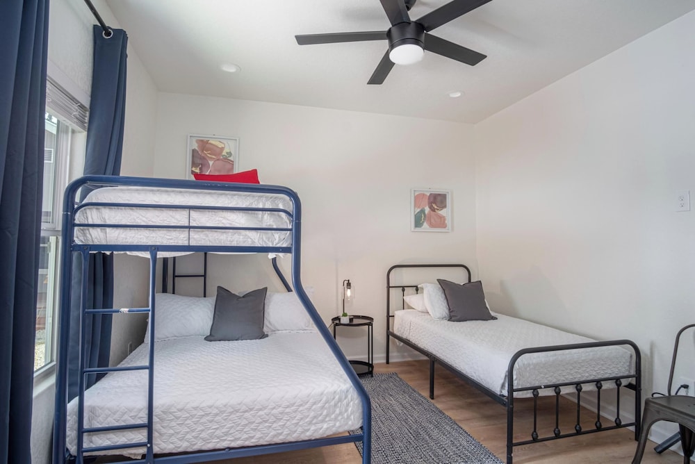 Vibrant 4br/3ba Oasis Near Happy Downtown!