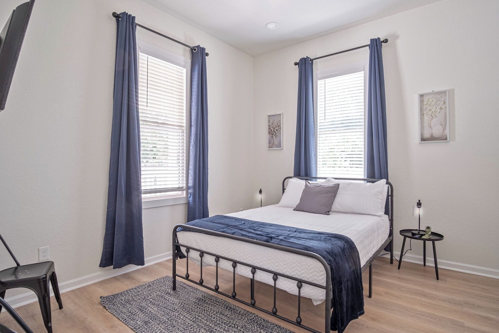 Walk to Riverwalk 3BR 2BA Gem Near Fun Downtown