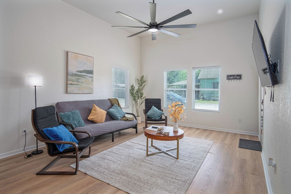 Bright and Clean 3 Bedroom Near Fun Riverwalk