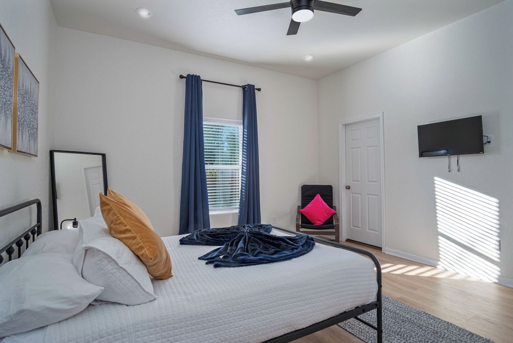 Pristine 3 BR/ 2BA Abode Close to Lovely Downtown!