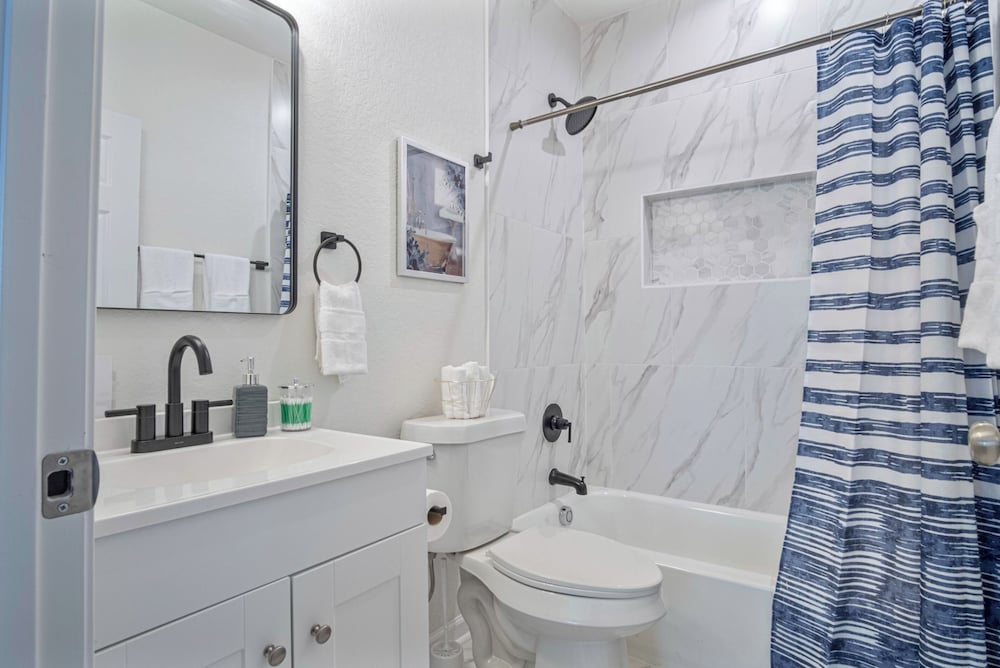 Comfy and Happy Stays Near Riverwalk and Downtown!