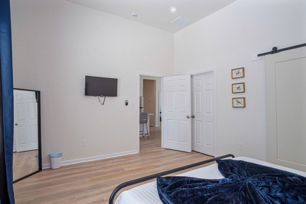 Bright and Clean 3 Bedroom Near Fun Riverwalk