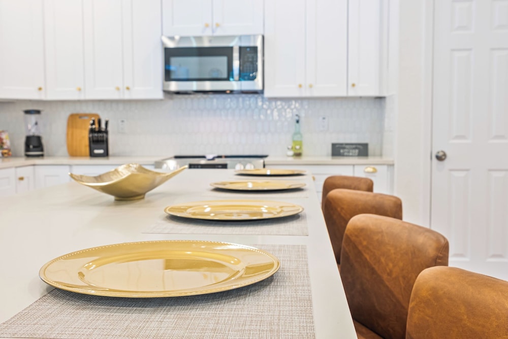 Urban Delight 4br/3ba Near City Center