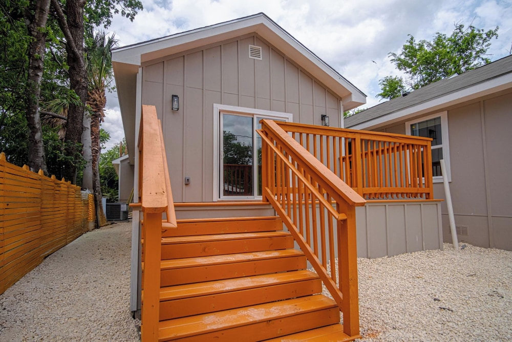 Vibrant 4br/3ba Oasis Near Happy Downtown!
