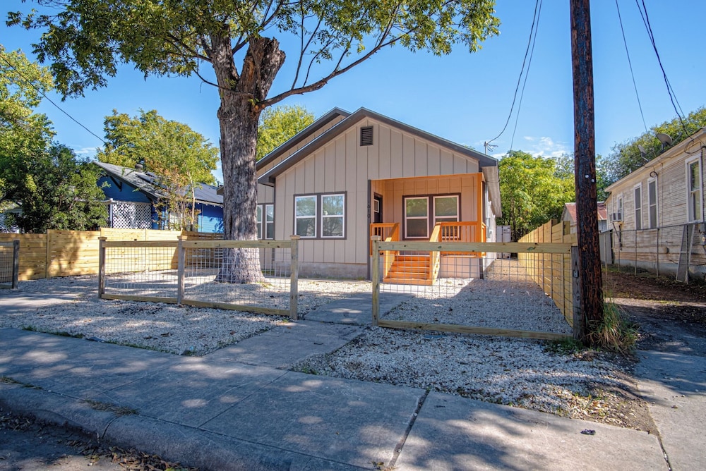 Urban Delight 4br/3ba Near City Center
