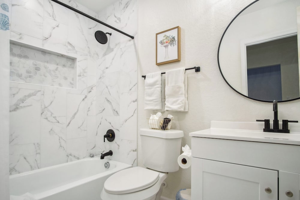 Stylish & Spacious Comfort 4br/3ba Downtown Gem!