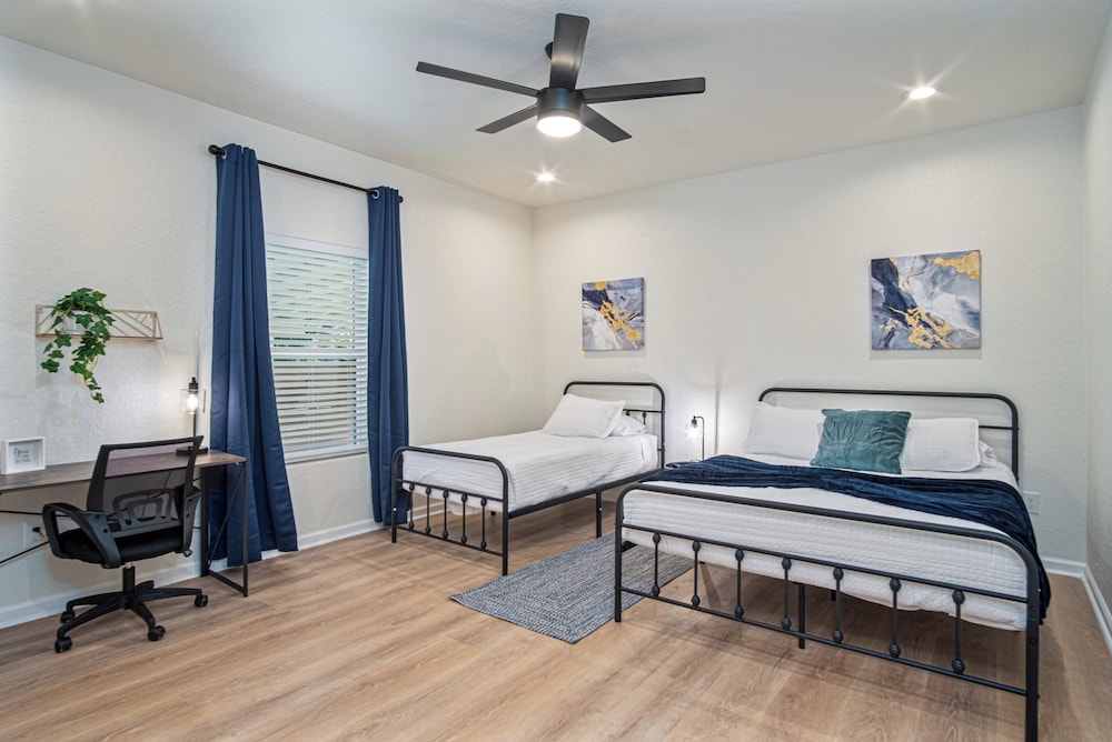 Unwind in Style 4BR 2BA Quick Access to Downtown