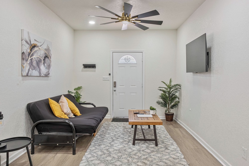 Glorius Amazing 2BR 1BA Stay Near Lively Downtown