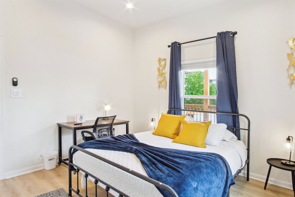 3br-2ba Cityscape Haven With Panoramic Tower View! - Image 4