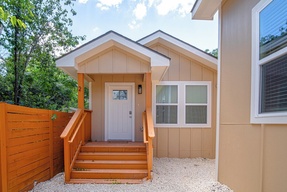 Historic Comfort 2BR/1BA Guesthouse Near Riverwalk
